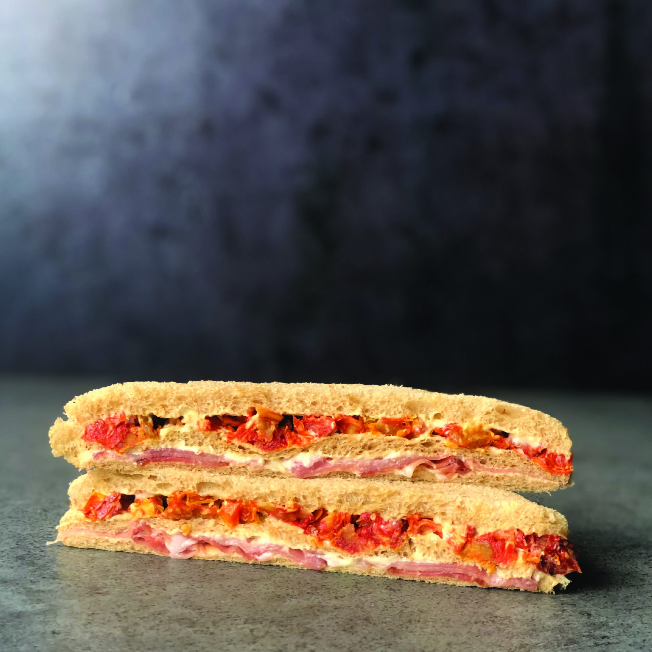 Sándwich de miga Triple Crudo y tomates secos Ramallo Club