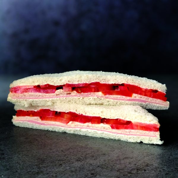 Sándwich de miga Triple Jamón y palmitos con salsa golf Ramallo Club