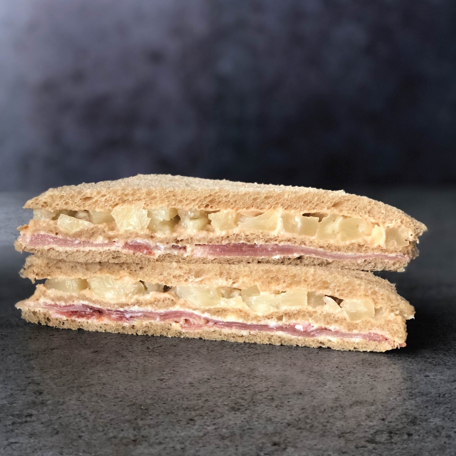 Sándwich de miga Triple Jamón crudo y ananá Ramallo Club Sándwiches